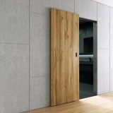 Magische Schiebetür an der Wand